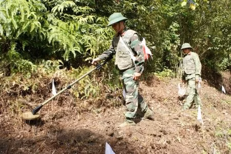 Công binh Bộ Chỉ huy quân sự tỉnh Hà Giang làm nhiệm vụ rà phá bom, mìn trên đỉnh Mã Tẻn. Ảnh: quankhu2.vn