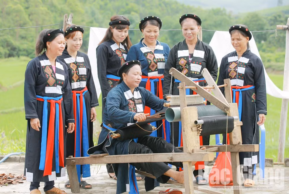 Phụ nữ bản Khe Nghè, xã Lục Sơn duy trì nghề dệt thổ cẩm. Ảnh: baobacgiang.com.vn