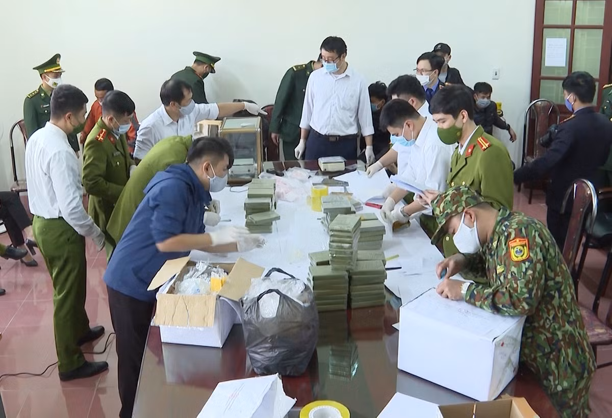 Bắt 4 đối tượng người dân tộc Mông vận chuyển 100 bánh heroin tại Lào Cai
