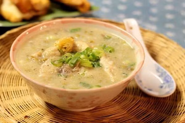 Đậu xanh có công năng thanh nhiệt dưỡng âm trừ phiền nhiệt, hạ khí, lợi ngũ tạng
