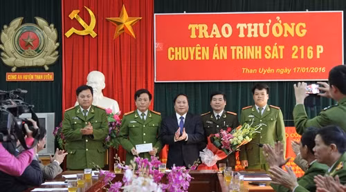 Lai Châu: Thưởng “nóng” cho Ban chuyên án bắt giữ đối tượng buôn lậu 10 bánh Heroin
