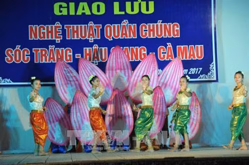 Biểu diễn giao lưu nghệ thuật quần chúng Ngày hội của đồng bào Khmer Nam bộ