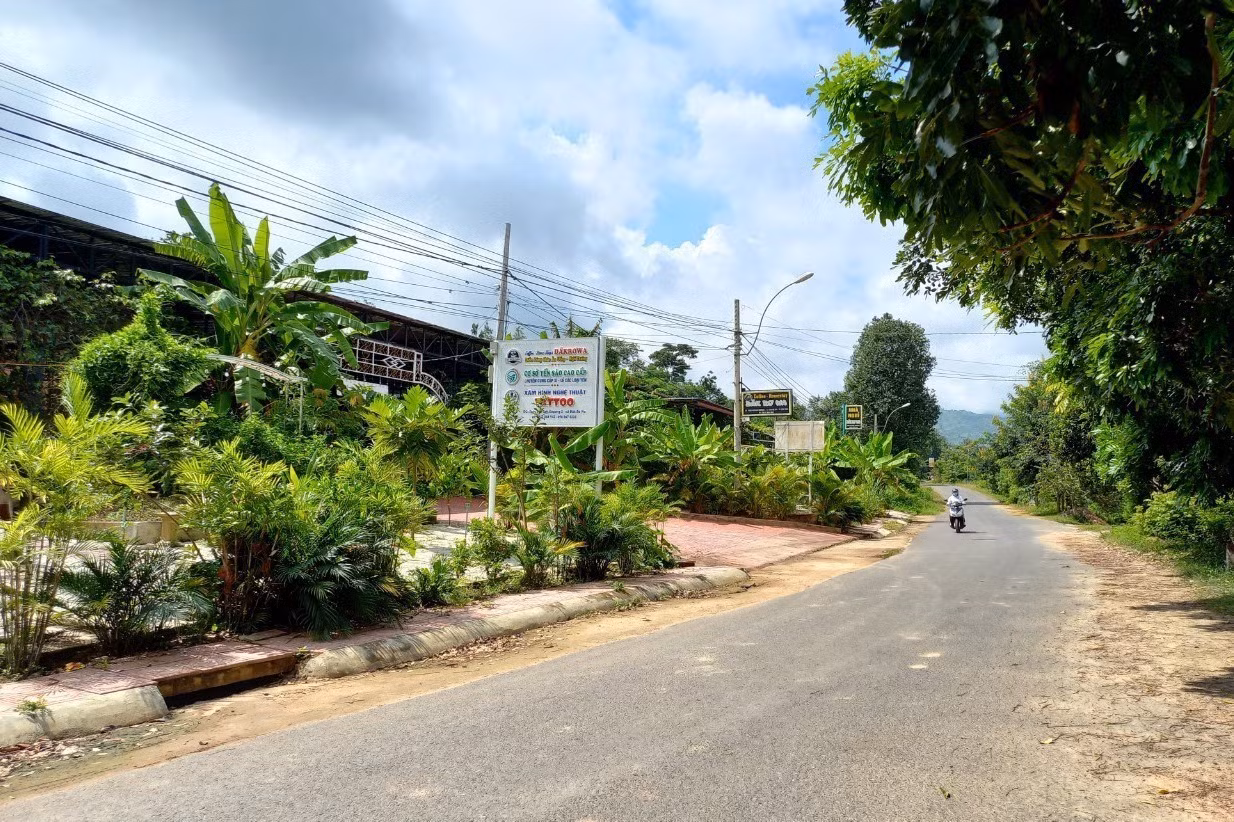 Xã Đăk Rơ Wa, thành phố Kon Tum (Kon Tum) hiện mới đạt 14/19 tiêu chí xây dựng nông thôn mới. Ảnh: Dư Toán – TTXVN