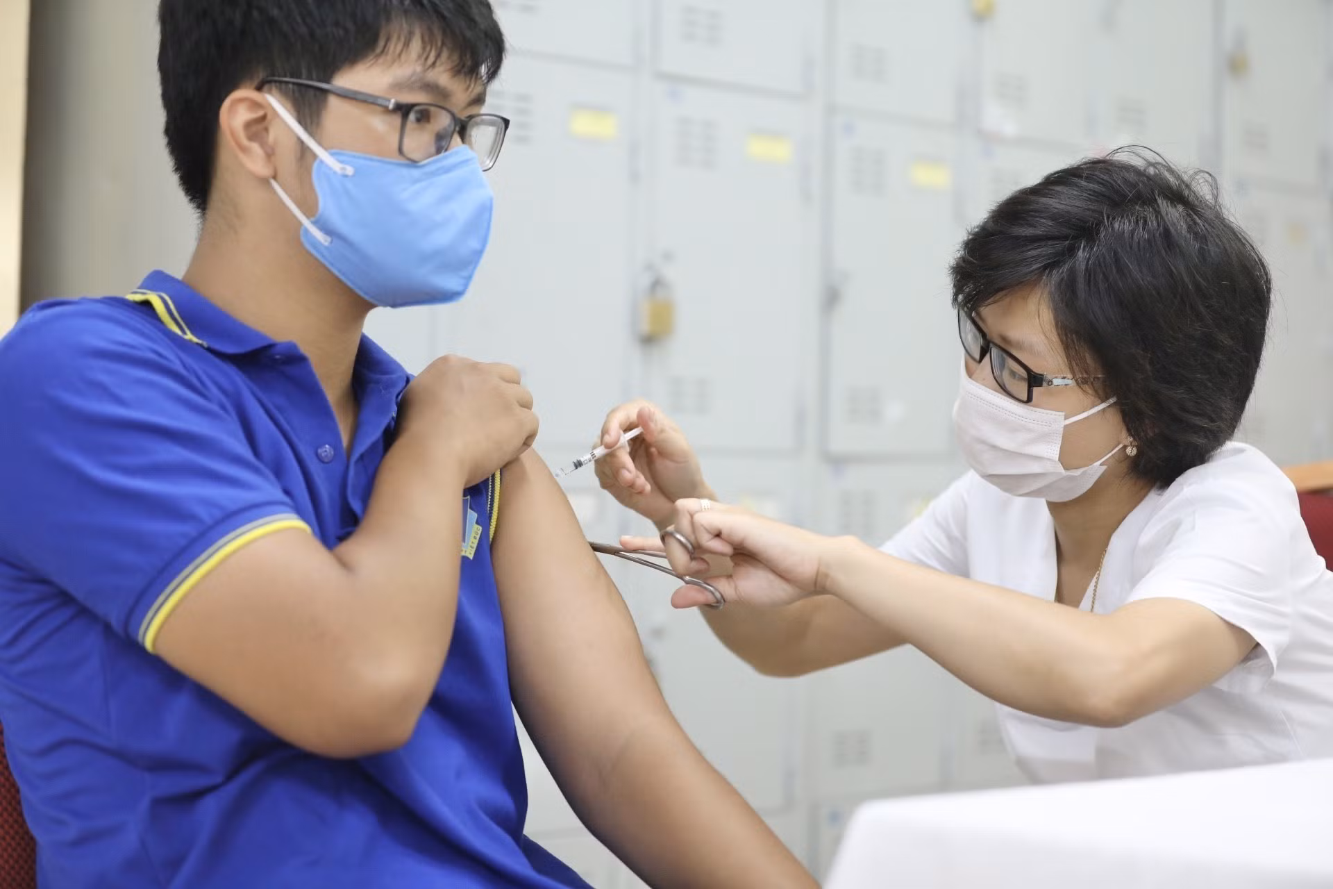 Nhân viên y tế tiêm vaccine phòng COVID-19 cho nhóm tuổi từ 12-17 tại điểm tiêm trường THPT Việt Đức (Hoàn Kiếm, Hà Nội). Ảnh: Minh Quyết - TTXVN