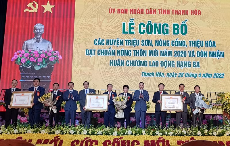 Bí thư Tỉnh ủy Thanh Hóa Đỗ Trọng Hưng và Chủ tịch UBND tỉnh Thanh Hóa Đỗ Minh Tuấn trao Quyết định Công nhận đạt chuẩn nông thôn mới của Thủ tướng Chính phủ và tặng hoa cho đại diện lãnh đạo, chính quyền và Nhân dân các huyện Triệu Sơn, Nông Cống và Thiệ