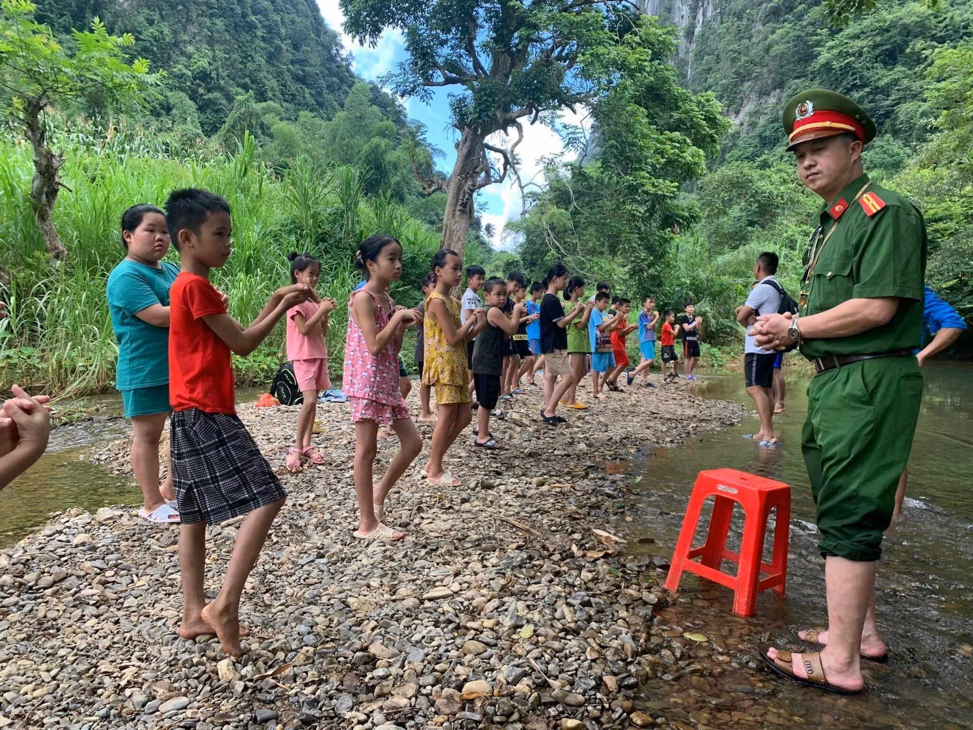 Nội dung học kỹ năng bơi trong lớp học Công an xã. Ảnh: TTXVN phát