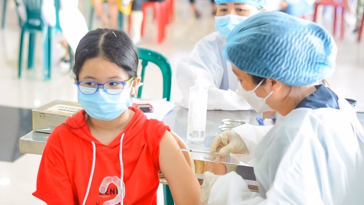 Dịch COVID-19: Ngày 16/5, cả nước ghi nhận 1.550 ca mắc mới, 14 triệu người được cấp hộ chiếu vaccine