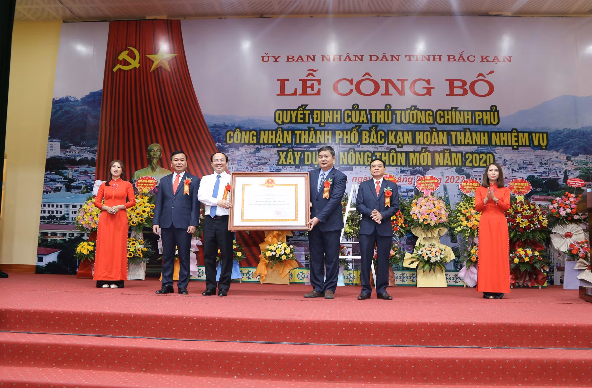 Chủ tịch UBND tỉnh Bắc Kạn Nguyễn Đăng Bình (áo trắng) trao Bằng công nhận thành phố Bắc Kạn đạt chuẩn nông thôn mới năm 2020 cho Đảng bộ, chính quyền và Nhân dân thành phố. Ảnh: Vũ Hoàng Giang – TTXVN