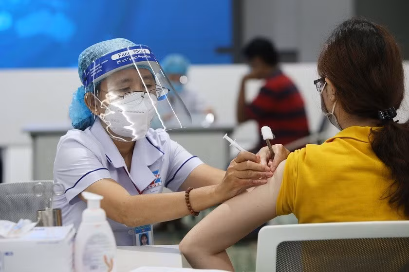 Số mắc mới tăng lên hơn 2.000 ca, tập trung đẩy nhanh tốc độ tiêm vaccine COVID-19