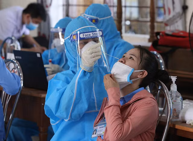 Dịch COVID-19: Ngày 3/4, cả nước có 50.730 ca mắc mới, còn gần 2.000 ca nặng đang điều trị