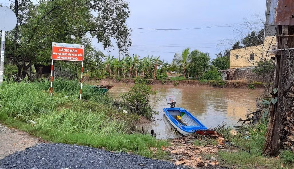 Một hồ có cắm biển cảnh báo phòng, chống đuối nước ở huyện Cư M’gar. Ảnh: Hoài Thu – TTXVN