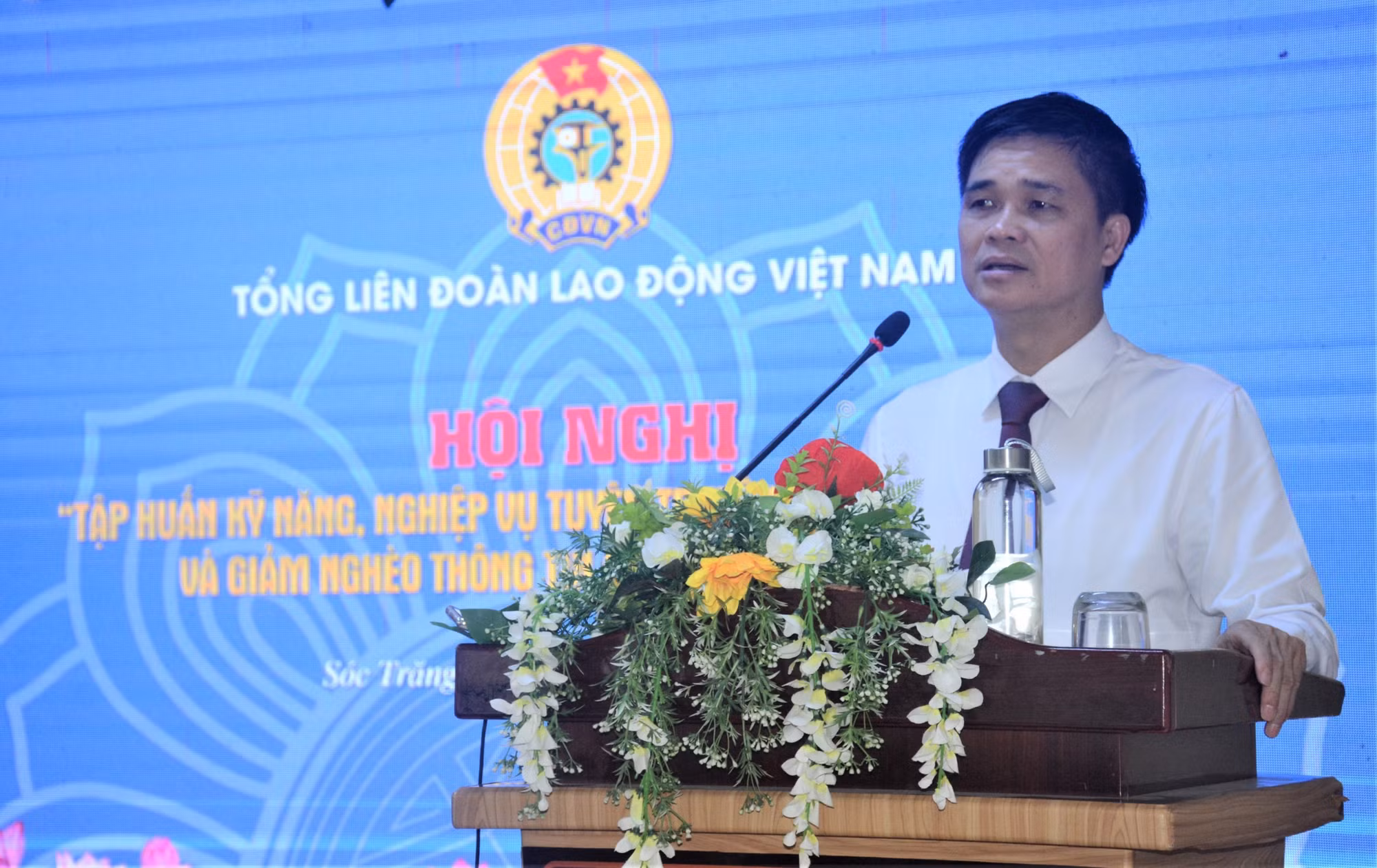 Ông Ngọ Duy Hiểu, Phó Chủ tịch Tổng Liên đoàn Lao động Việt Nam phát biểu chỉ đạo tại Hội nghị tập huấn. Ảnh: Nhật Bình - TTXVN