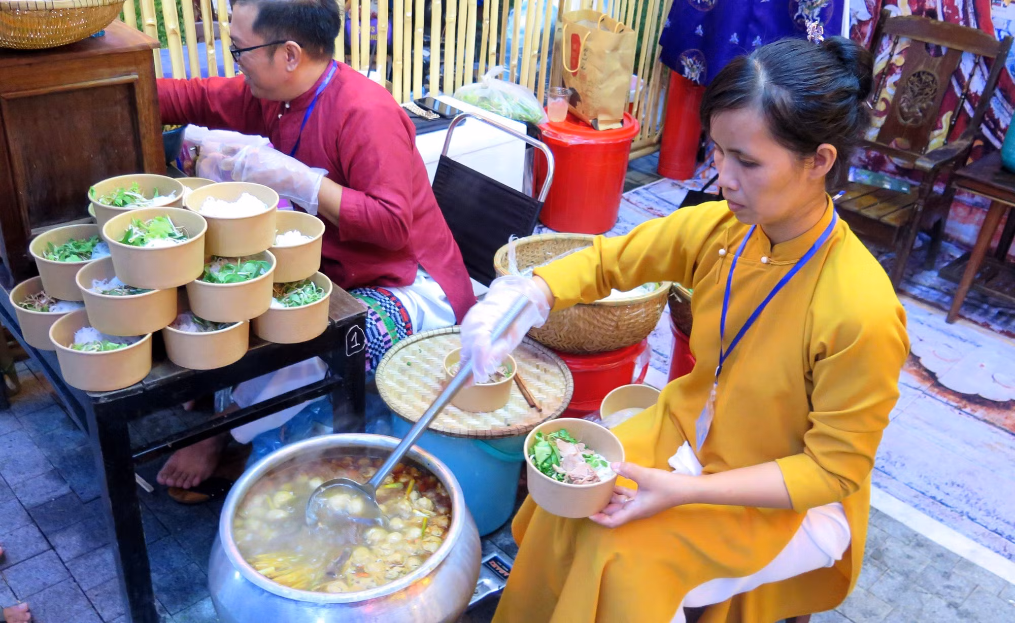 Bún bò Huế được giới thiệu tại lễ hội. Ảnh: Tường Vi - TTXVN.