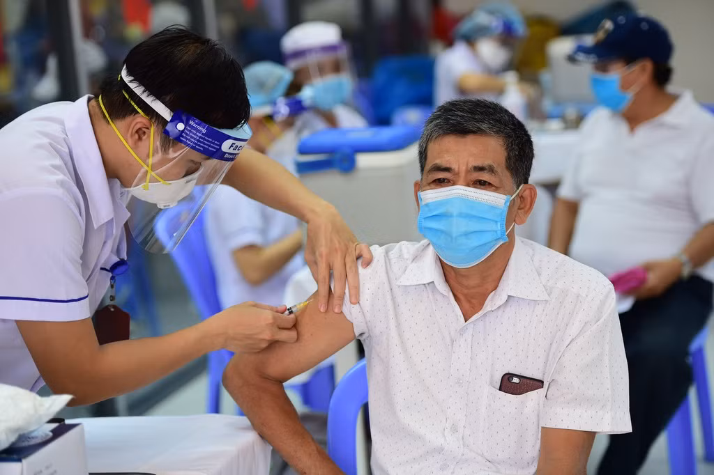 Số ca mắc COVID-19 mới tiếp tục tăng, tỷ lệ tiêm mũi 3, mũi 4 tại nhiều địa phương còn thấp