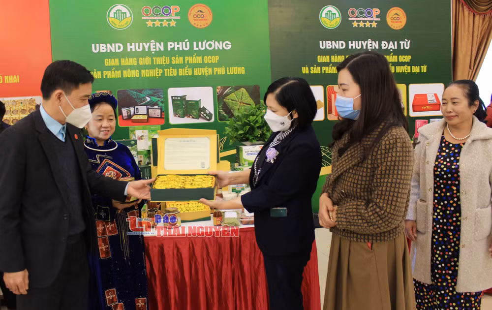 Huyện Phú Lương tham gia trưng bày sản phẩm OCOP tại Hội nghị đánh giá kết quả thực hiện Đề án “Mỗi xã một sản phẩm” của tỉnh diễn ra vào cuối tháng 12-2021. Ảnh: baothainguyen.vn