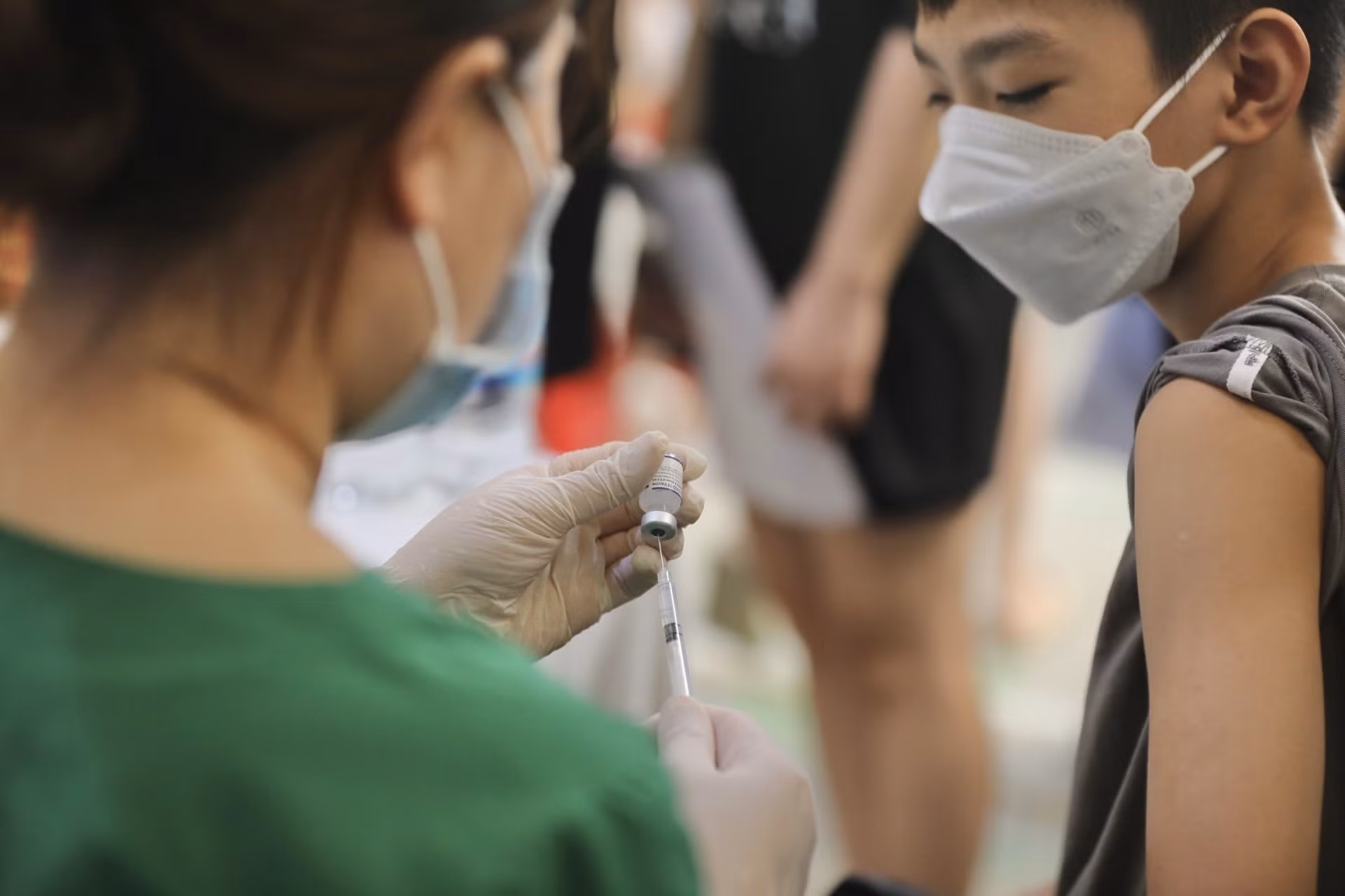 Vaccine tiêm đợt này là vaccine của Pfizer. Ảnh: Minh Quyết - TTXVN