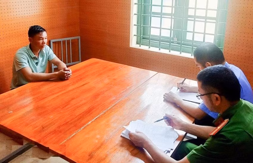 Lực lượng chức năng lấy lời khai của Triệu Tạ Mềnh. Ảnh: doisongphapluat.com