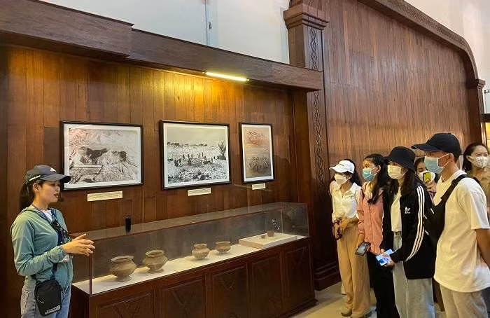 Khách du lịch tham quan Nhà trưng bày Văn hóa Sa Huỳnh. Ảnh: baoquangngai.vn