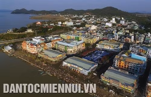 Một góc thành phố Hà Tiên (Kiên Giang), nơi 3 dân tộc Kinh, Hoa, Khmer đã cư trú lâu đời. Ảnh: An Hiếu