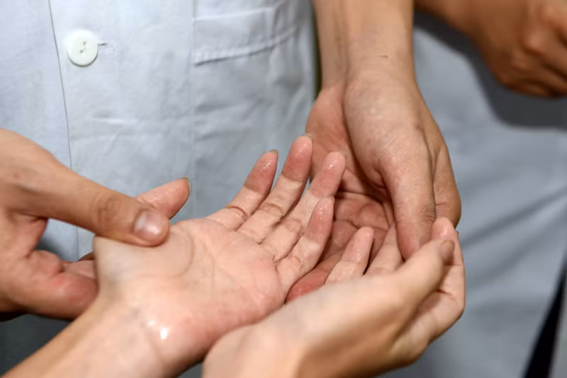 Đến bệnh viện chuyên khoa để khám bác sĩ ngay nếu việc ra nhiều mồ hôi ảnh hưởng nhiều tới sinh hoạt hàng ngày. Nguồn: suckhoedoisong.vn