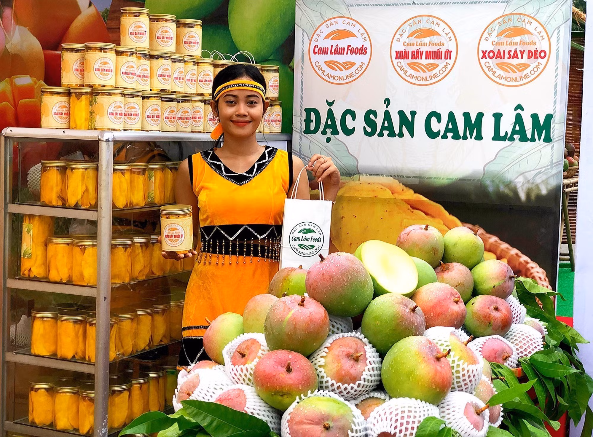 Đặc sản Cam Lâm của nhóm bạn trẻ khởi nghiệp sáng tạo ở huyện Cam Lâm không chỉ được bán qua kênh thương mại điện tử mà được xúc tiến bán hàng ở nhiều hội chợ nông sản, hàng hóa của tỉnh Khánh Hòa. Ảnh: TTXVN phát