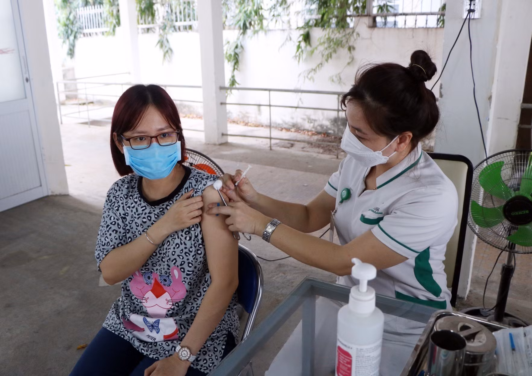 Tiêm vaccine phòng COVID-19 mũi 4 cho người dân tại Bệnh viện Đa khoa Sài Gòn-Phan Rang. Ảnh: Công Thử - TTXVN