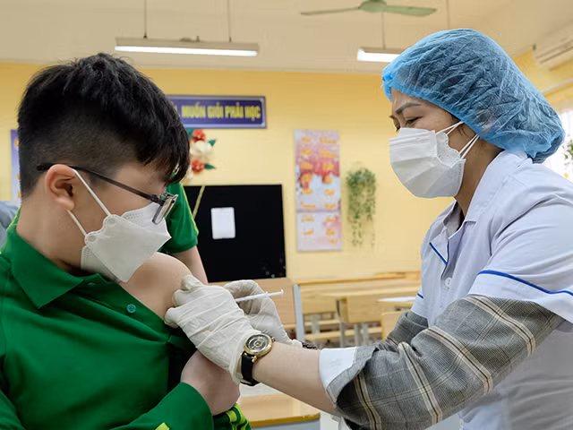 Dịch COVID-19: Số mắc mới tăng hơn 300 ca so với ngày 4/7; tốc độ tiêm chủng mũi 3, mũi 4 còn chậm