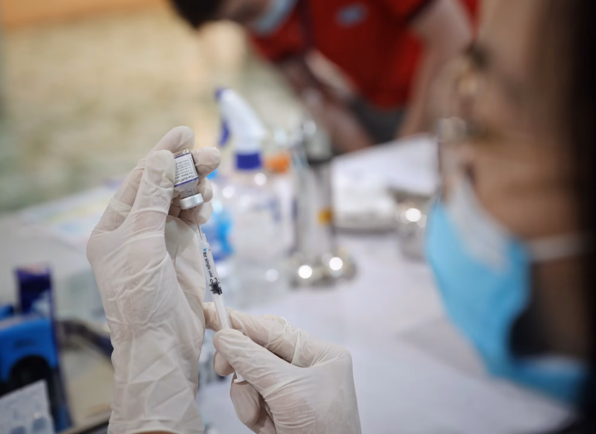 Cán bộ y tế Trung tâm Y tế các khu công nghiệp tỉnh Bắc Giang tiêm vaccine phòng COVID-19 cho người lao động. Ảnh: Danh Lam-TTXVN