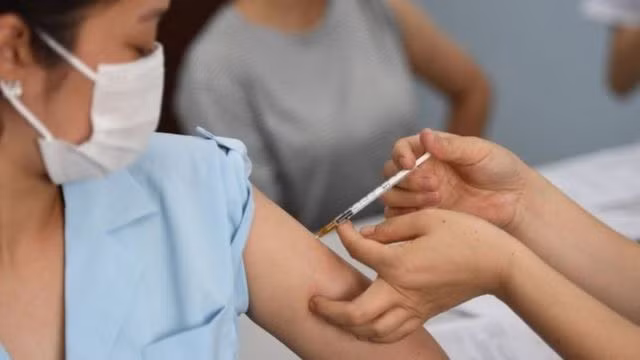 Tăng cường tiêm vaccine phòng COVID-19 mũi 3, mũi 4 cho cán bộ, công nhân viên
