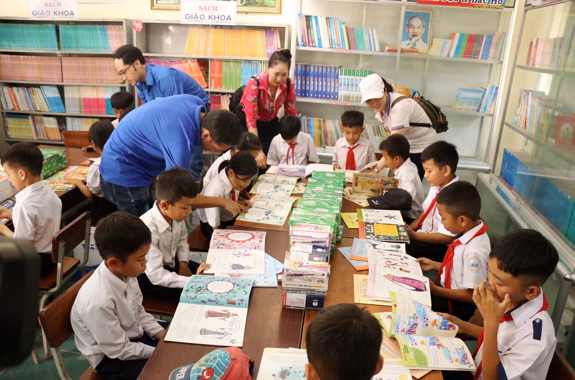 Tủ sách Đinh Hữu Dư đến với học sinh vùng khó khăn của Đắk Lắk