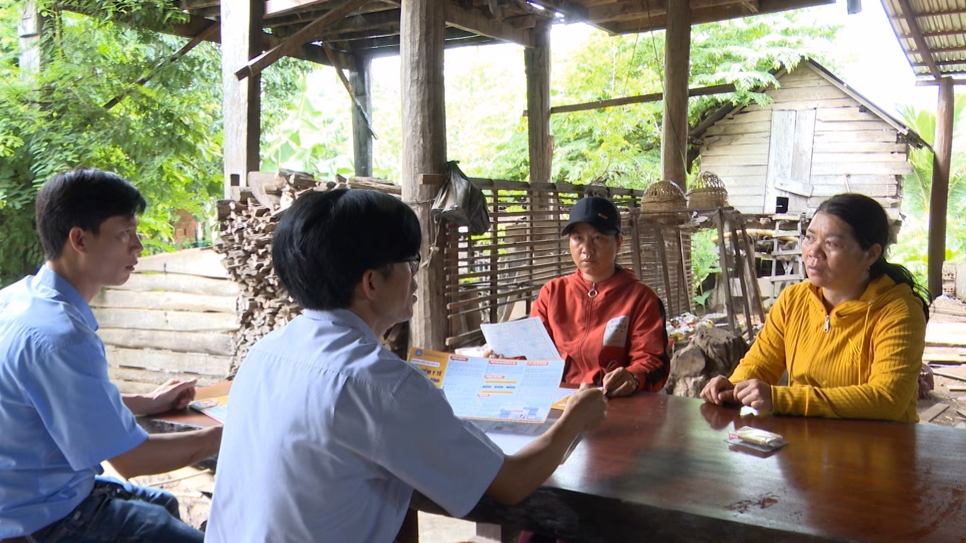 Cán bộ BHXH huyện Ia Pa, Gia Lai tư vấn mua BHYT hộ gia đình cho gia đình chị Rmah H’Brang ở xã Ia Mrơn. Ảnh: Hoài Nam – TTXVN