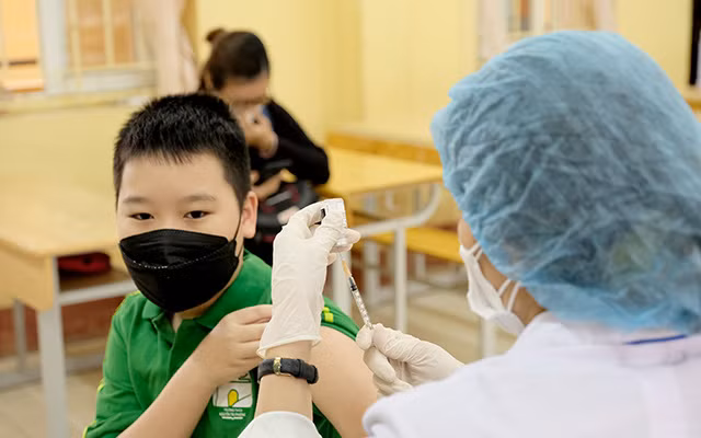 Dịch COVID-19: Ngày 22/4, cả nước ghi nhận 11.160 ca mắc COVID-19; 2.338 bệnh nhân được công bố khỏi bệnh