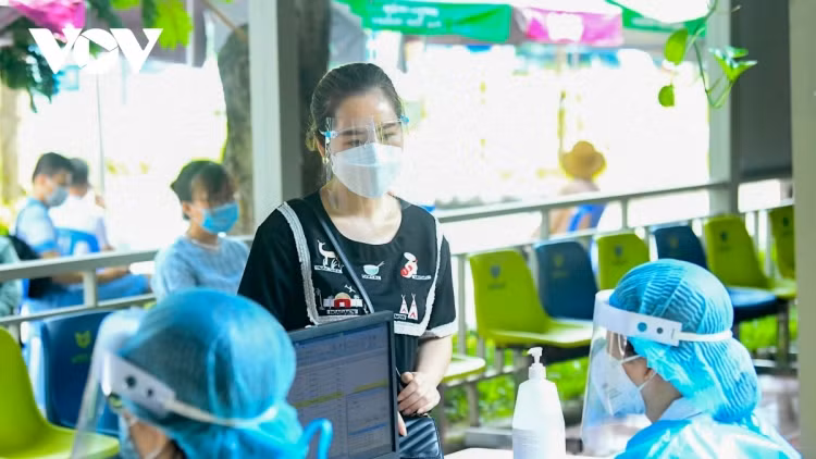Dịch COVID-19: Ngày 12/4, cả nước ghi nhận 22.804 ca mắc mới, hơn 202.000 ca khỏi bệnh