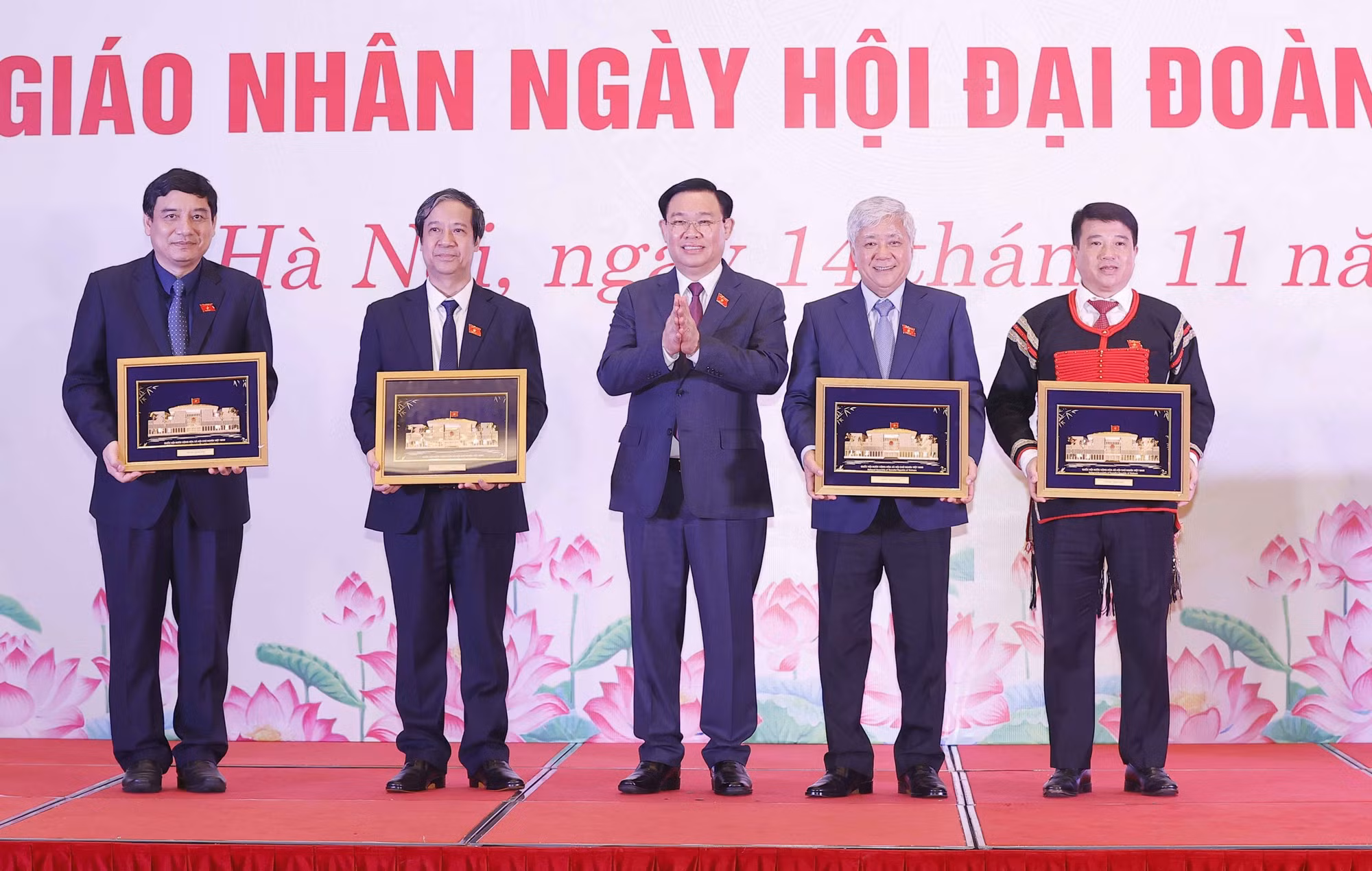 Chủ tịch Quốc hội Vương Đình Huệ gặp mặt đại biểu Quốc hội là người dân tộc thiểu số, chức sắc tôn giáo, giáo viên