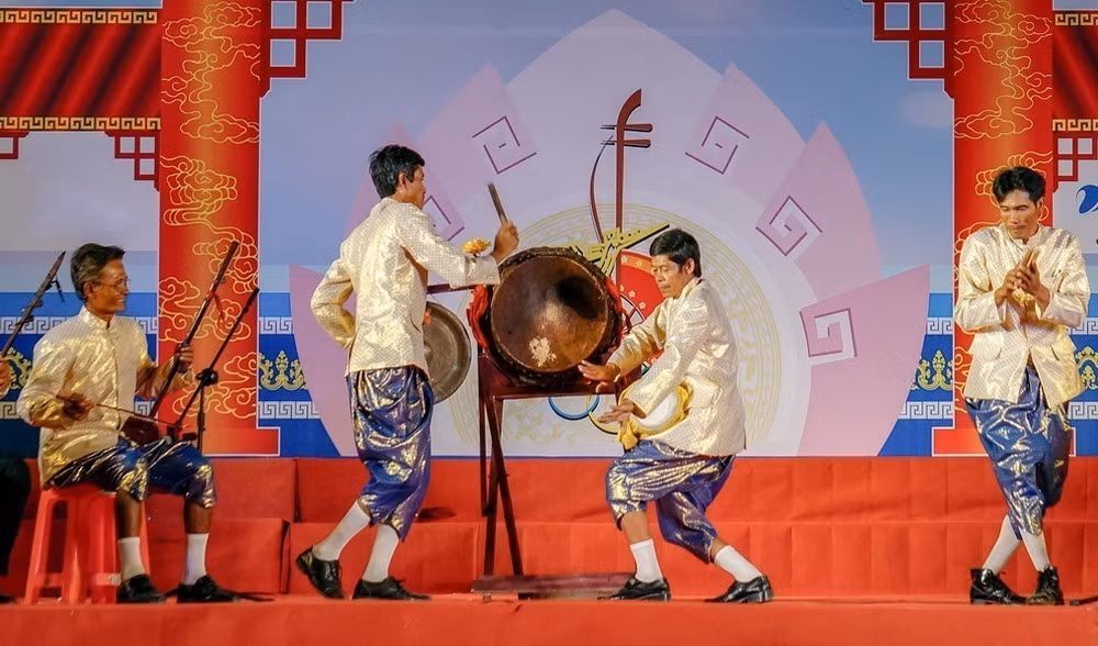 Nghệ nhân ấp Cây Khô, xã Hồ Thị Kỷ, huyện Thới Bình, tỉnh Cà Mau biểu diễn nghệ thuật nhạc trống lớn. Ảnh: Huỳnh Anh - TTXVN