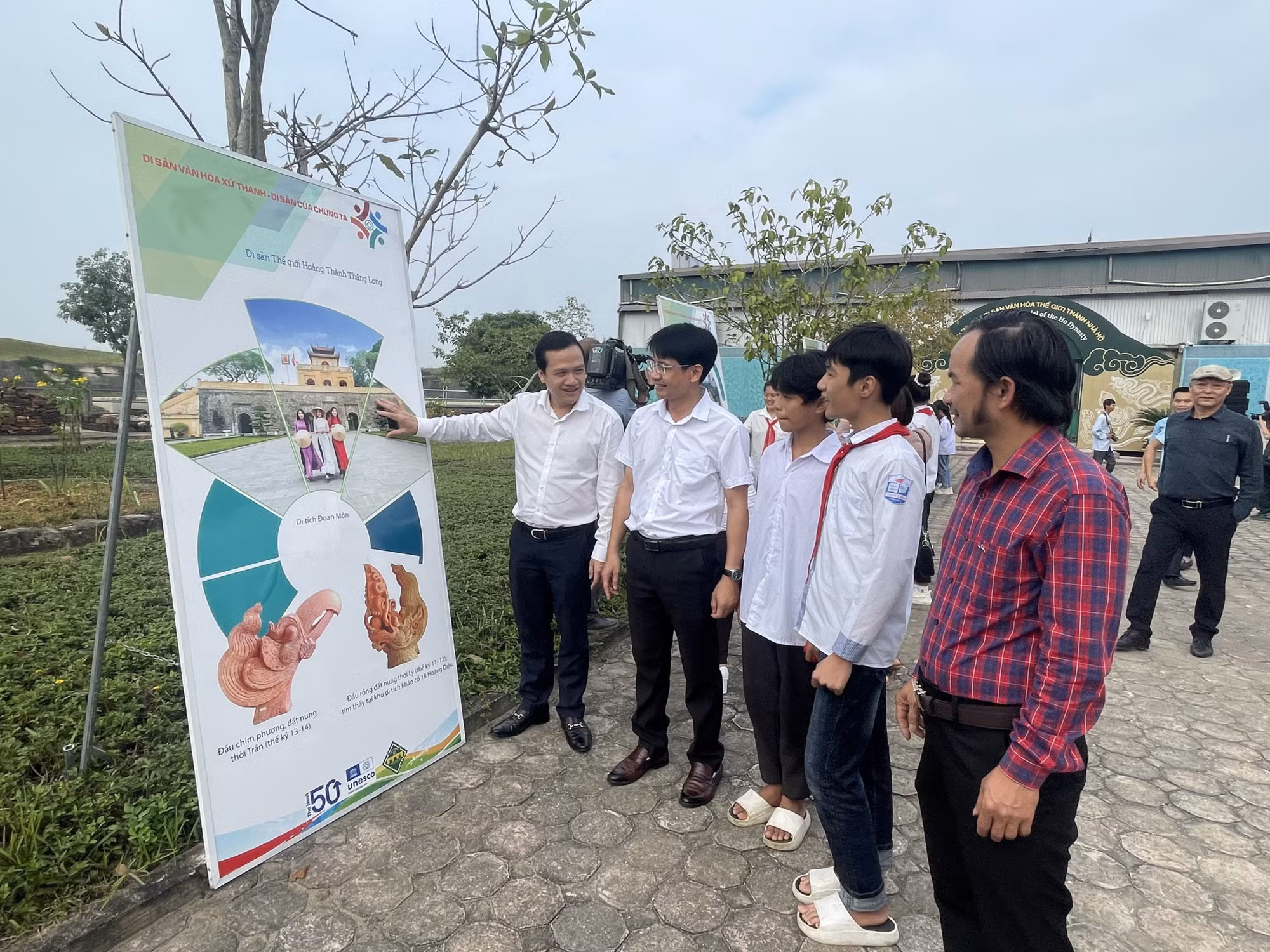  Pano trưng bày, giới thiệu một số hình ảnh tiêu biểu mang giá trị nổi bật toàn cầu của các di sản thế giới tại Việt Nam. Ảnh: Hoa Mai - TTXVN