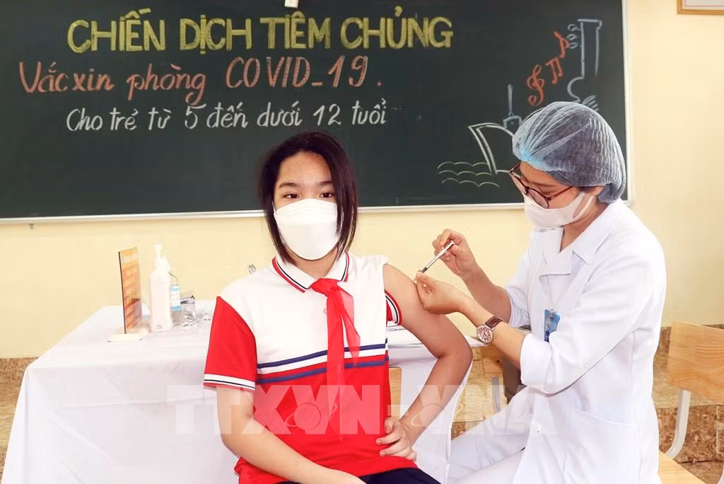 Ngày 8/8, cả nước ghi nhận 1.705 ca mắc COVID-19; cần đẩy nhanh tiến độ tiêm vaccine phòng bệnh