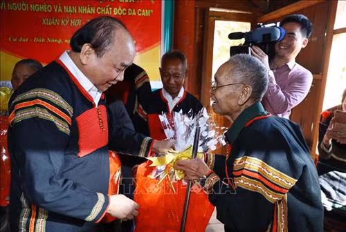 Thủ tướng Nguyễn Xuân Phúc chúc Tết và tặng quà hộ dân tộc thiểu số nghèo tại tỉnh Đắk Nông