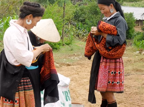 Se lanh dệt vải - nét đẹp của phụ nữ dân tộc Mông ở Sơn La