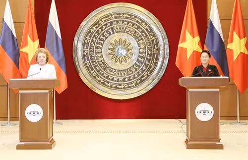 Chủ tịch Quốc hội Nguyễn Thị Kim Ngân hội đàm với Chủ tịch Hội đồng Liên bang Nga Valentina Ivanovna Matvienko
