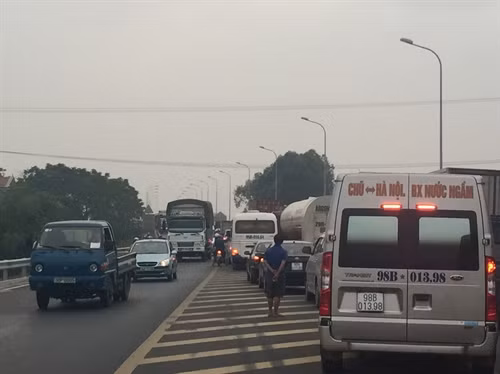 Tắc nghẽn giao thông kéo dài hơn 3 km trên cao tốc Hà Nội - Bắc Giang