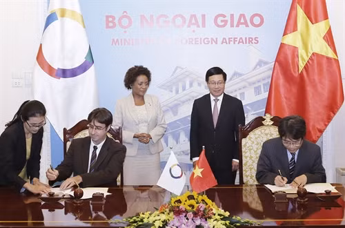 Phó Thủ tướng Phạm Bình Minh hội đàm với Tổng Thư ký Tổ chức Quốc tế Pháp ngữ