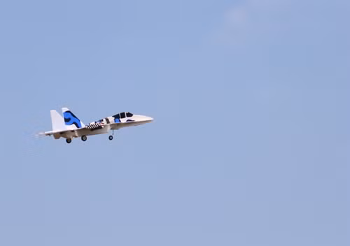 Học sinh lớp 11 ở Bắc Giang chế tạo thành công mô hình máy bay chiến đấu thu nhỏ Su-37