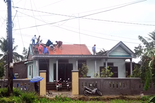 Quảng Trị: Lốc xoáy làm tốc mái và sập nhà dân