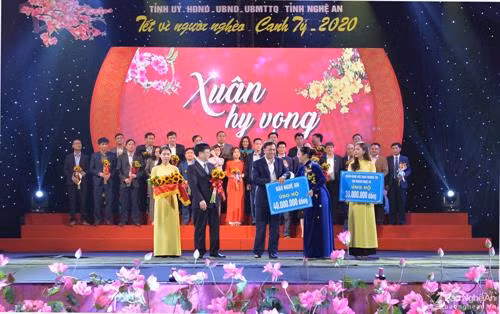 Nghệ An "mang" Tết đến với hộ nghèo các huyện miền núi