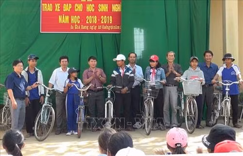 Thầy giáo Huỳnh Quang Sơn với sáng kiến tặng xe đạp cho học trò nghèo vùng cao Ea Chrang đến trường