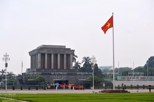 Thiêng liêng, tự hào đứng dưới lá cờ Tổ quốc