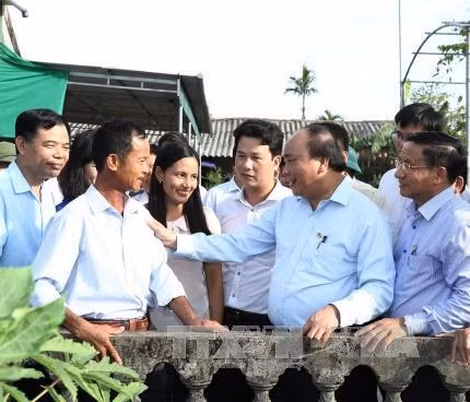 Thủ tướng Nguyễn Xuân Phúc thăm mô hình nông thôn mới tại xã Tượng Sơn