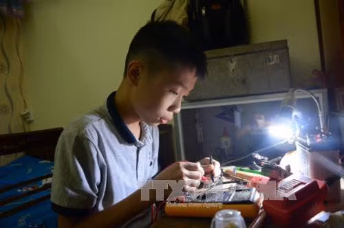 Cậu bé người Tày 15 tuổi Ma Văn Hùng chế tạo “Quạt đa năng”