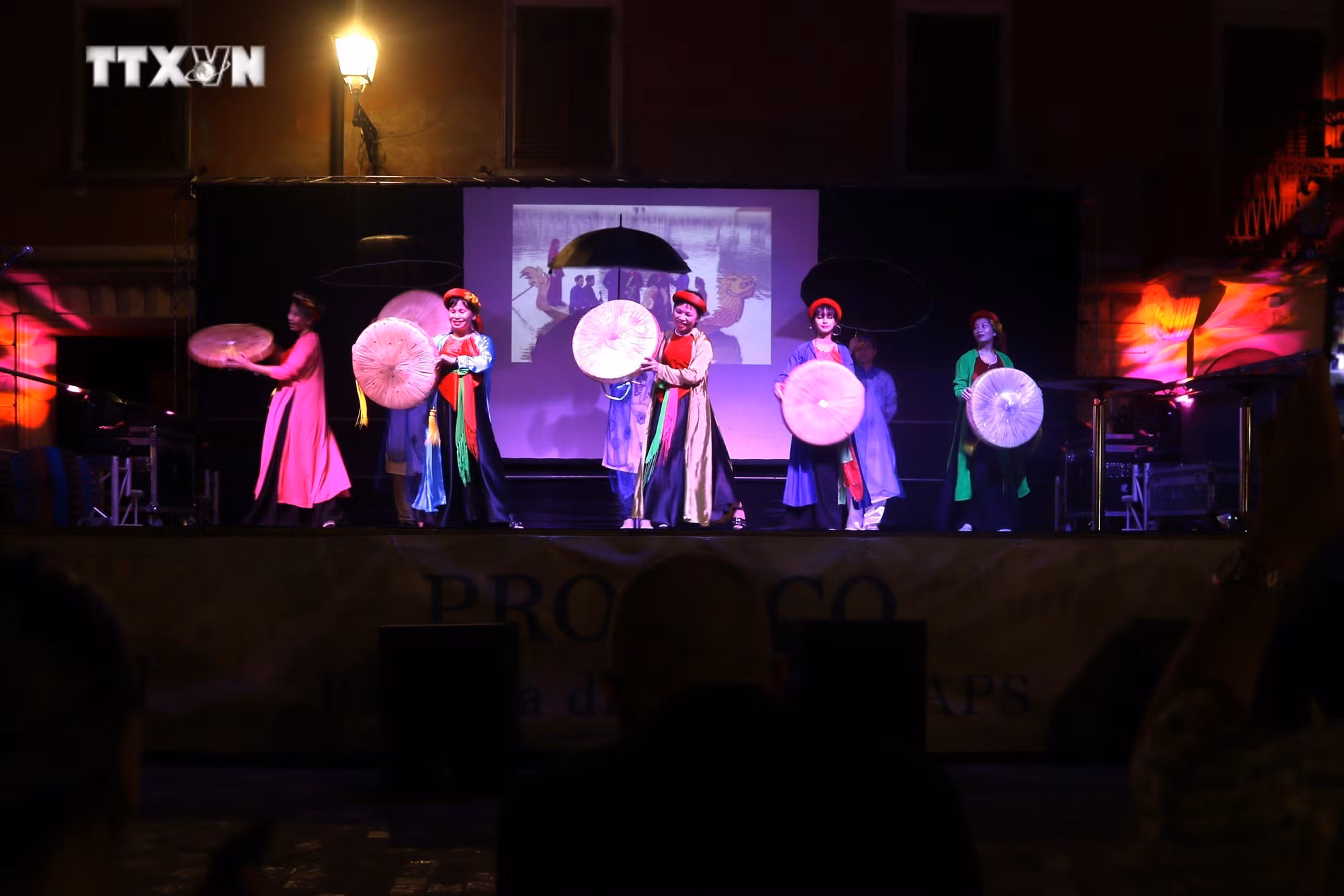 vna_potal_an_tuong_viet_nam_tai_le_hoi_van_hoa_dan_toc_bagnara_o_italy_7459225.jpg